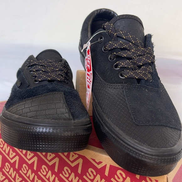 Vans Men’s Era Patchwork
Mono Patchwork Blackout
VN0A4BVU10J
Sneakers - Picture 8 of 16